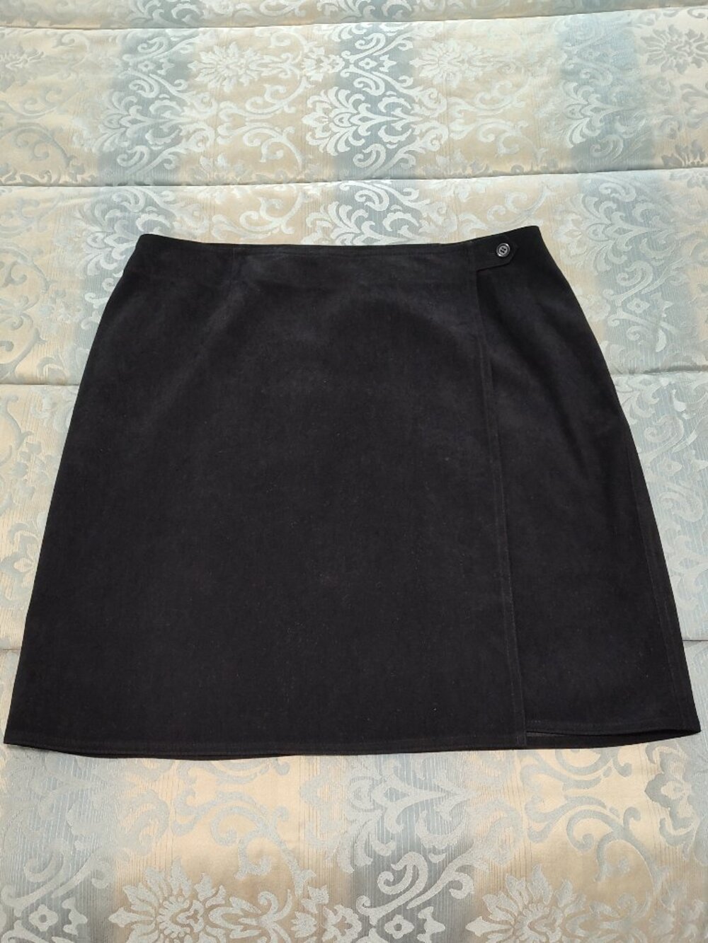 Talbots Stretch black faux suede wrap skirt, Excellent used condition, size 16